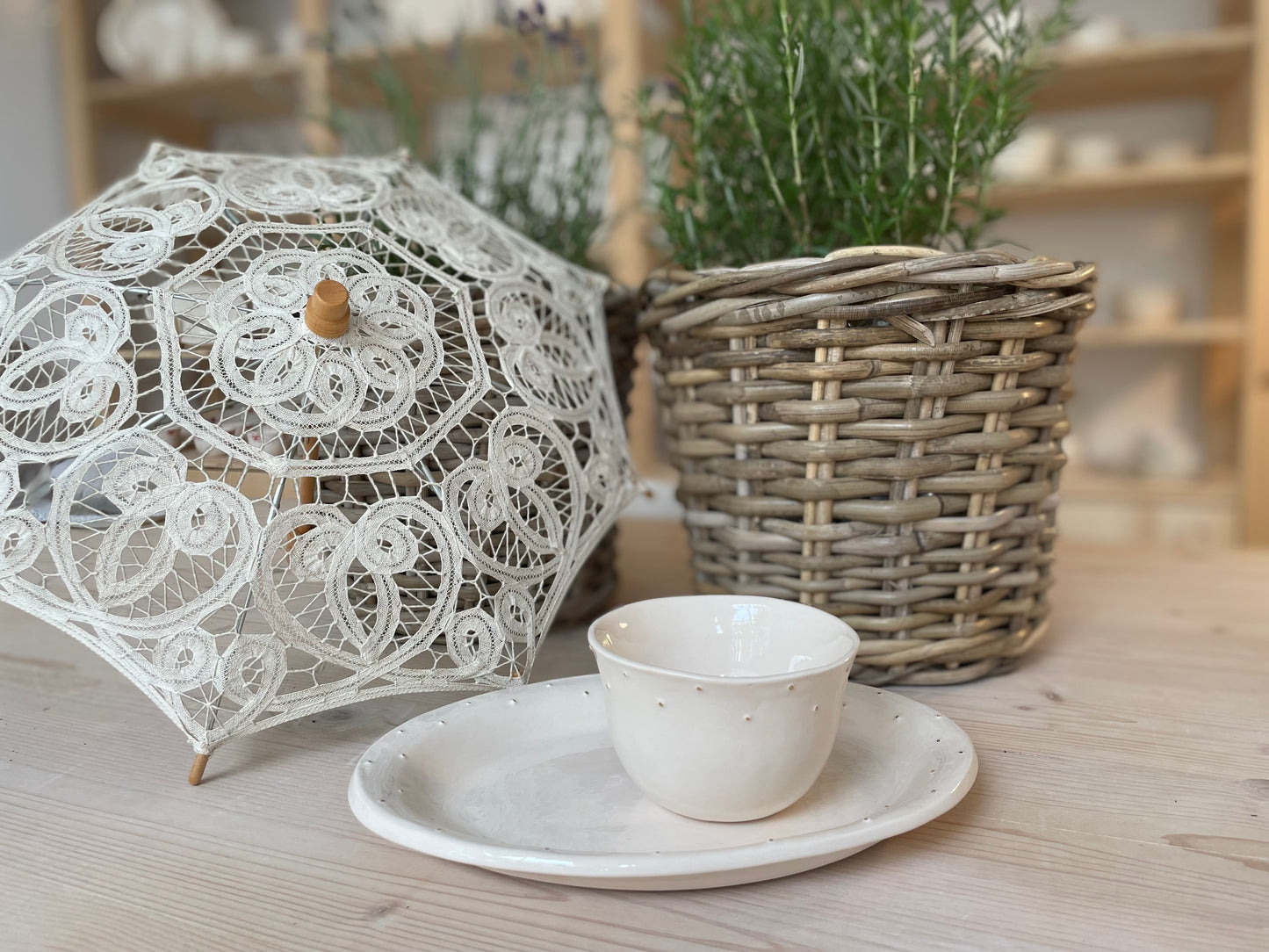Collection Baronesse Morning Set Cup and Oval Plate with golden dots